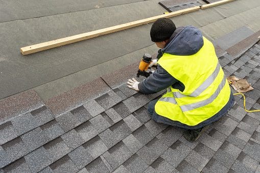 asphalt roof installer